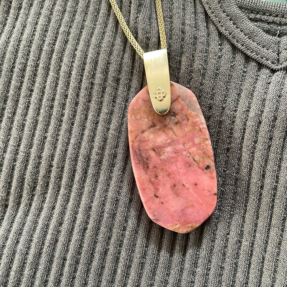 Kendra Scott Inez Long In Pink Rhodonite Gold Pendant Necklace